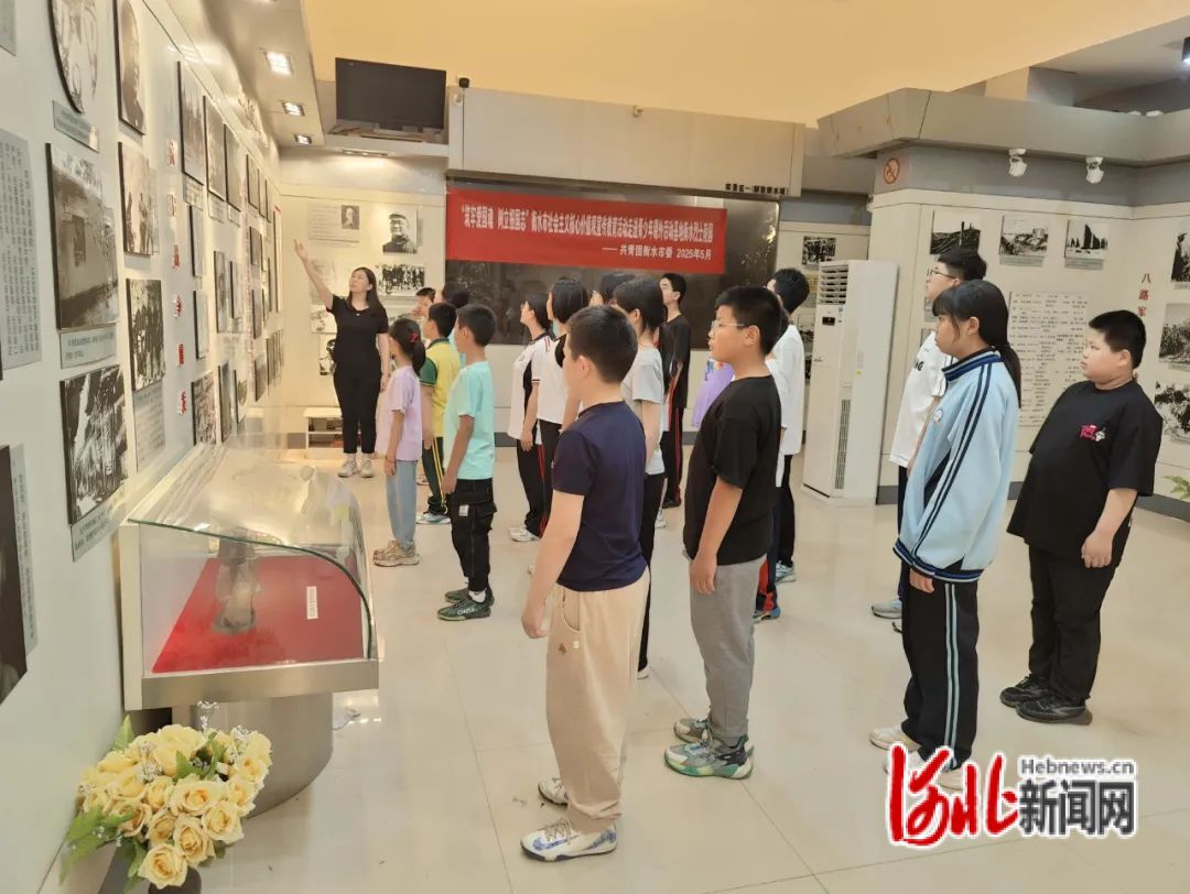 近日,青少年在衡水市烈士陵园参观。韩梅摄